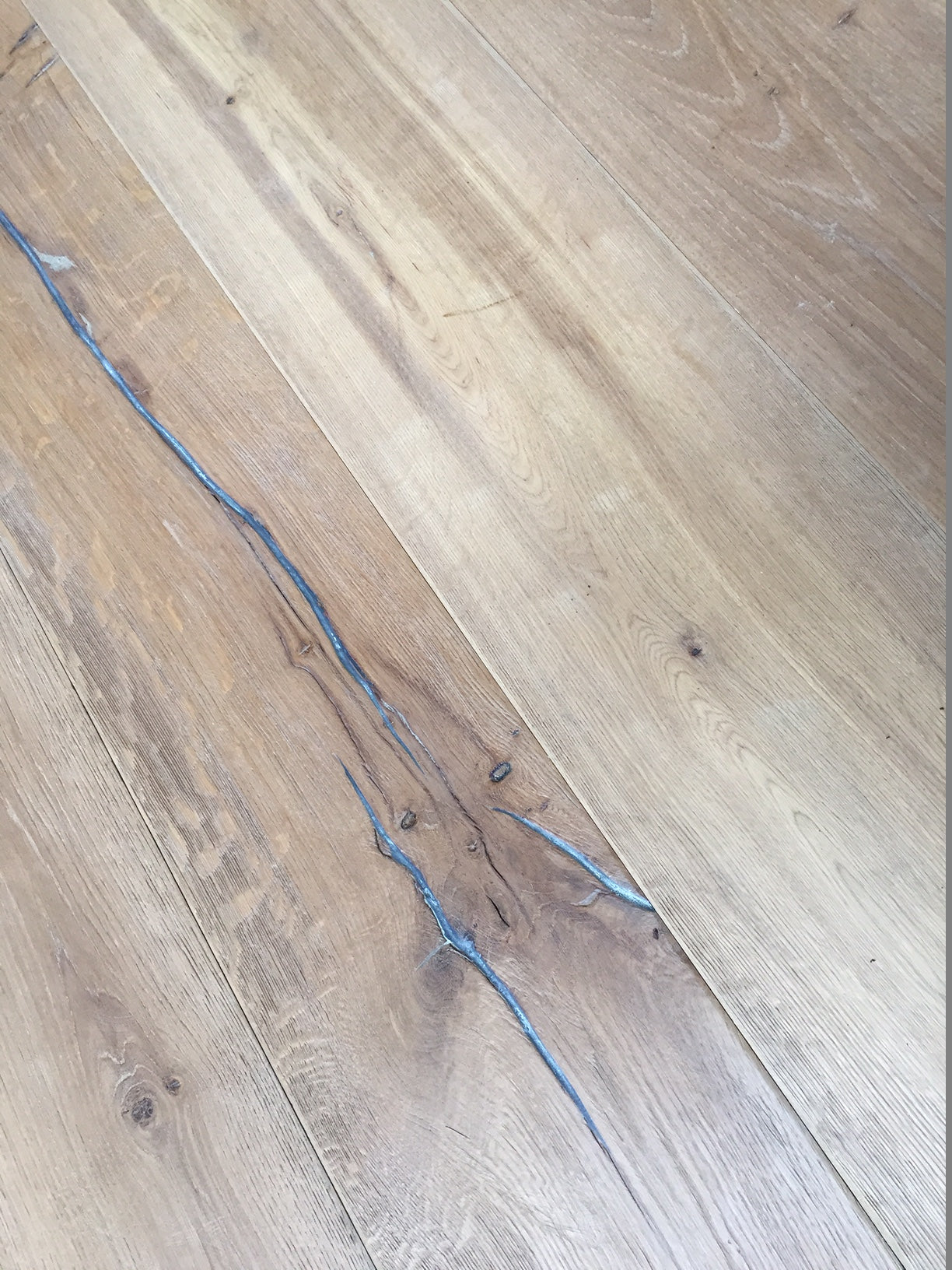⤓: 15mm ↔: 220mm ↕: 2200mm Frosthaven White Distressed Engineered Oak