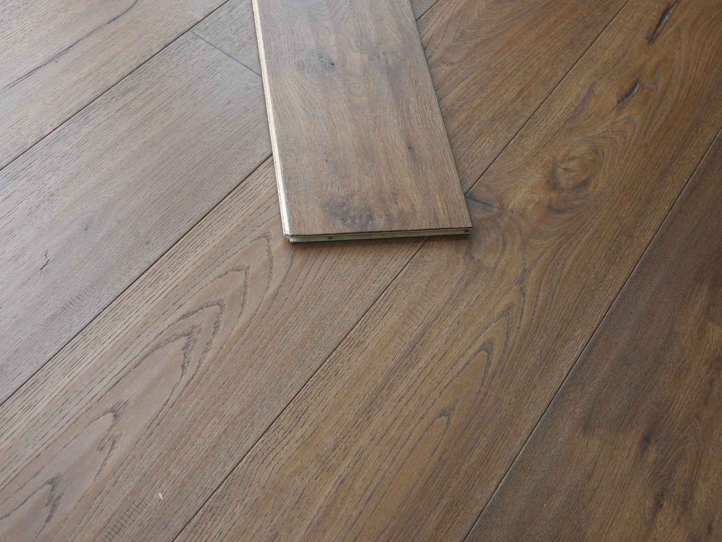 ⤓: 14mm ↔: 190mm ↕: 1900mm Branor Crest Distressed Engineered Oak